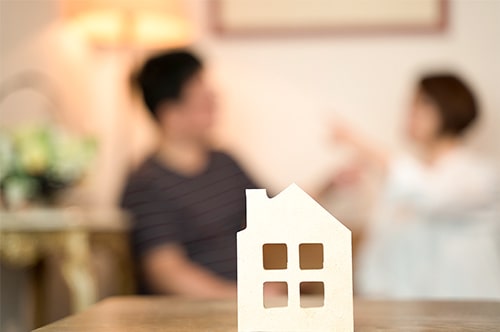 離婚時の持ち家問題｜夫が住み続ける場合の手続きと妻の権利